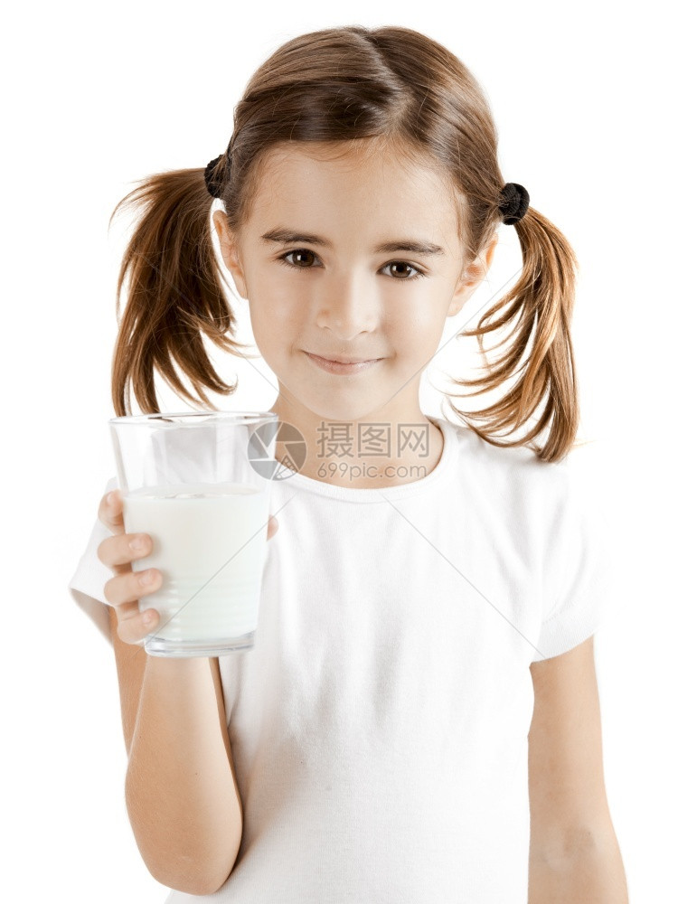 拿着牛奶的可爱小女孩图片