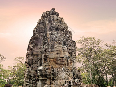 柬埔寨暹粒省吴哥汤姆市Bayon寺庙古老的石面建造旅游佛教徒图片