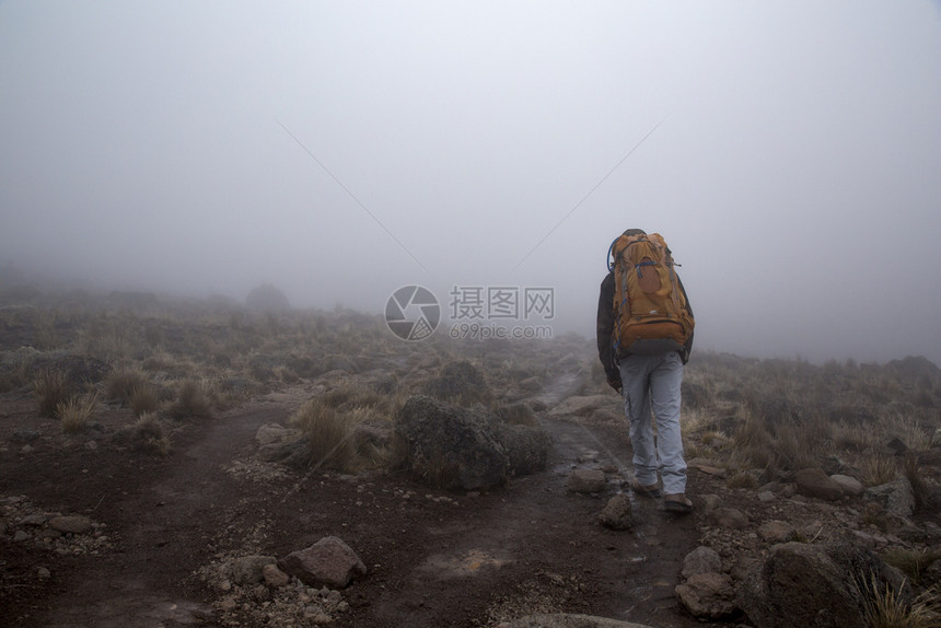 目标离开小路乞力马扎罗山丘的阿森松通过石灰沙漠在雾中图片