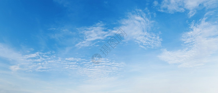 活力蓝色天空有白云风全景图片