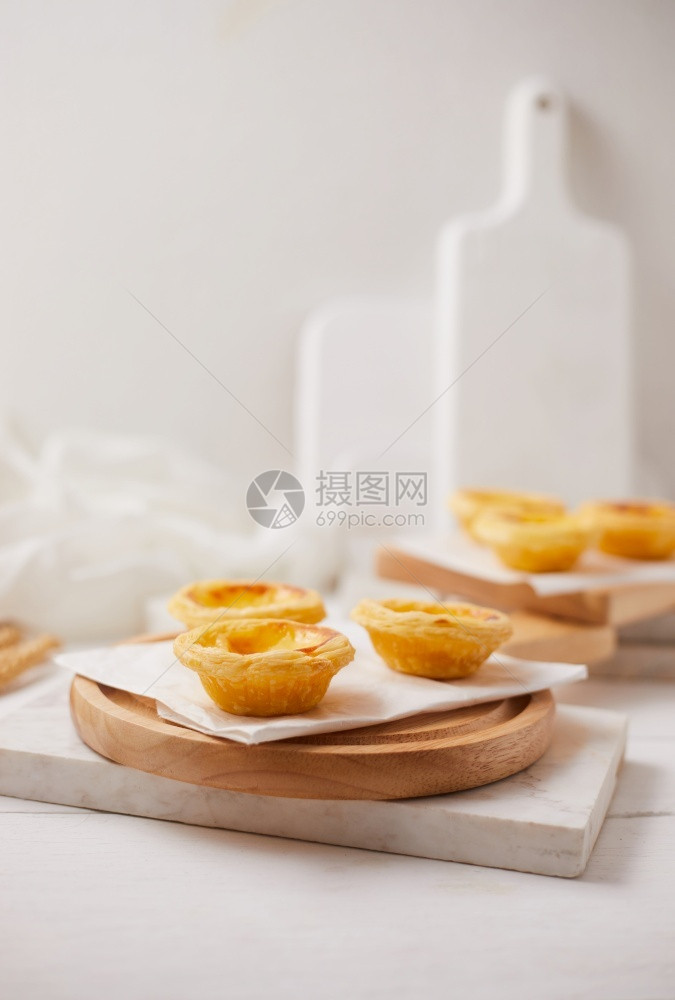 吃甜的桌上蛋薄饼甜点面包店图片