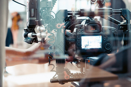 电视摄制组电影摄制组人员影师用相机拍摄电影场景技术在后面镜片背景