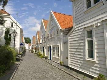 StavangerWoodHouse典型建筑或Norweigan风格其背景为游轮客GamlersrquoOOldStavange图片