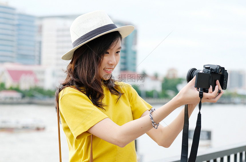 肖像制造女士在城市户外背景女自拍拥有技术旅行和生活方式概念的户外人士中以随意风格制作带有相机的自拍年轻可爱女亚洲子图片