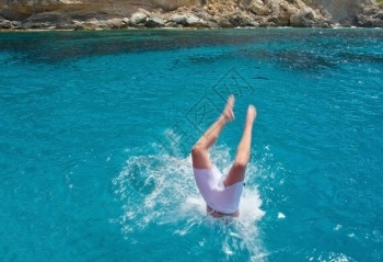 喷马洛卡男生在西班牙巴利阿里群岛Mallorca的热夏日从船上下水潜图片