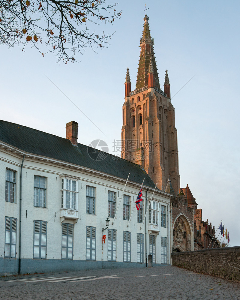 户外遗产通往比利时布鲁日历史名城圣母教堂的街道上帝图片