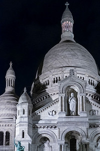 地标欧洲蒙马特圣心大教堂夜间肖像格式左上角天空中有复制间圆顶图片