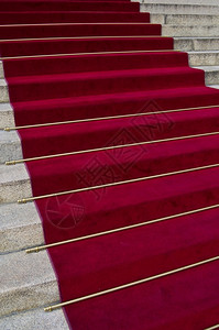奢华老的节日美丽红地毯往旧台阶前走图片