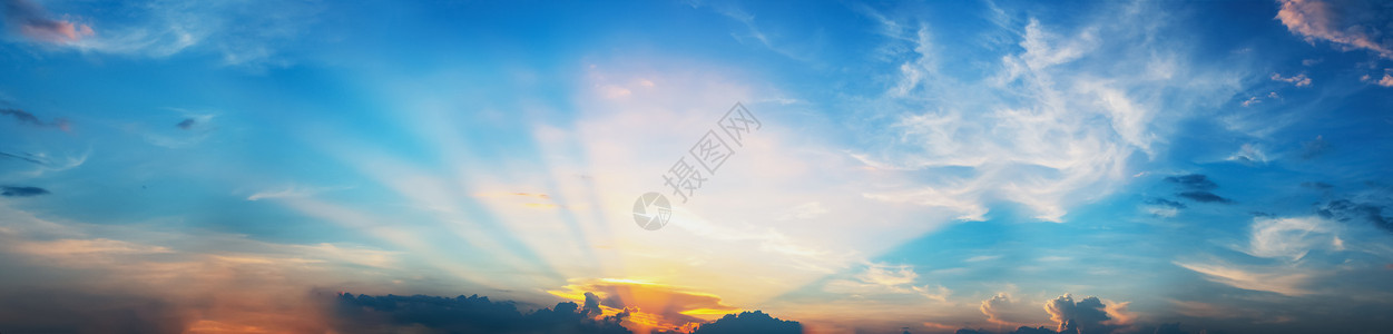 天气明亮的蓝空和云幕下的全景日落闪亮图片