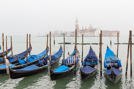 运河美丽的欧洲Gondola停在意大利威尼斯码头图片