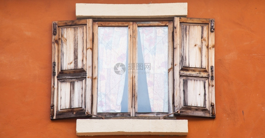 外部的小屋红色墙上木制窗面红墙上的木制窗口图片