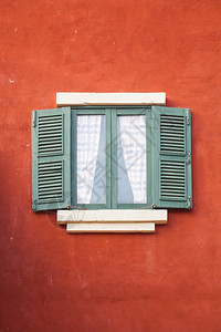 棕色的自然红墙上木制窗面红墙上的木制窗口框架图片