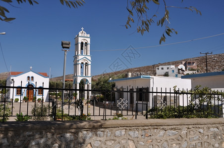 著名的旅行希腊普塞里莫斯岛的美丽蓝色和白教堂场景图片