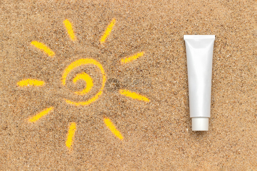 太阳标志画在沙子和白色防晒霜模版型上为您设计而绘制的阳光标志画在沙子和白色防晒玻璃模版型上创意顶面图像模型画在您的设计过程中绘制图片
