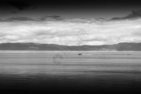 移动挪威海景观背中的黑白船挪威海景观背中的黑白船高清云地平线图片