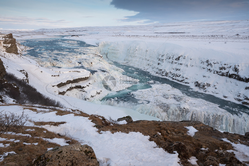 路德维希冰冻瀑布Gullfos的全景图象冰岛欧洲冷冻环境图片