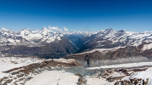 冬季的雪山全景图片