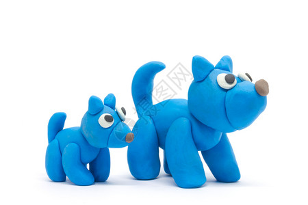 白色背景上的一对向右看的蓝色狗狗玩偶橡皮泥高清图片素材