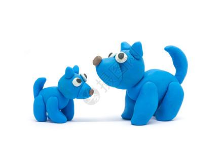 白色背景上的一对面对着的蓝色狗狗玩偶爱好高清图片素材