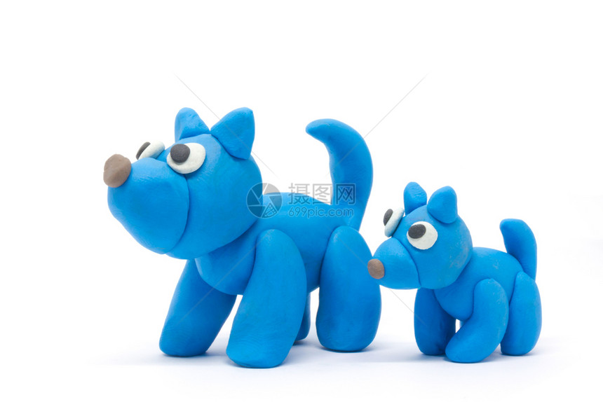 白色背景上的一对向左看的蓝色狗狗玩偶