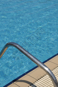 水色带梯子的充满活力游泳池边楼梯水图片