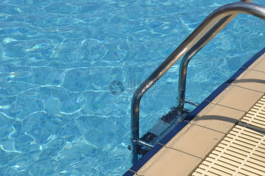 铬合金户外休闲的带梯子充满活力游泳池边图片