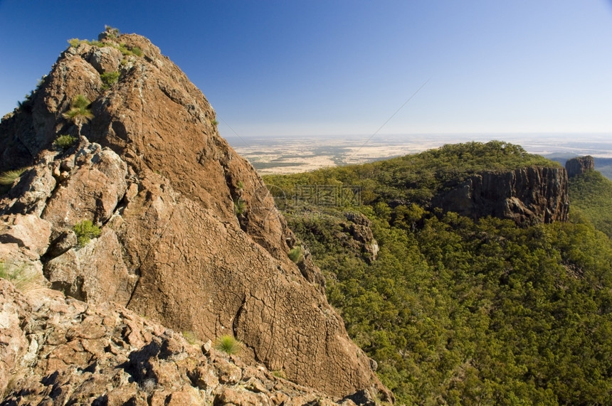 顶峰冒险自然岩石脊的红橙色音调丰富图片