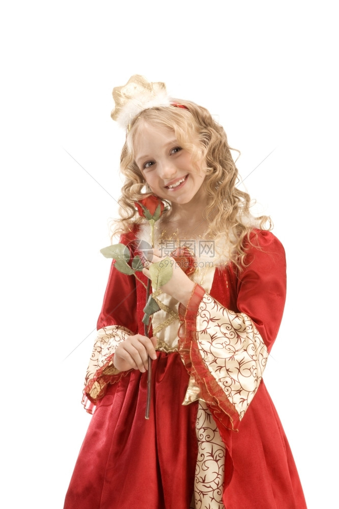 露齿金子小环美丽的笑着微小女孩长金发公主服装站在红玫瑰白色背景的红和黄金帝国礼服红色和黄金帝国礼服图片
