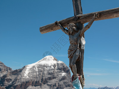 耶稣在十字架上户外木环十字会和意大利多洛米特人在夏季伍德十字会背景中阿尔卑斯山和意大利多洛米特人在夏季背景中阿尔卑斯山天主教顶峰背景