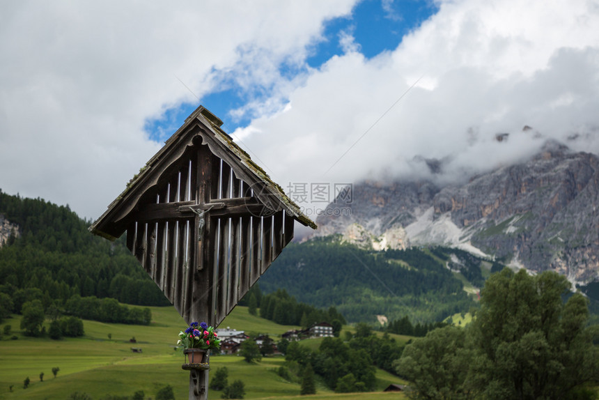 旅行木环十字和意大利DolomitesAlpps在夏季Wooden十字与意大利DolomitesAlmps在背景上爬坡道图片
