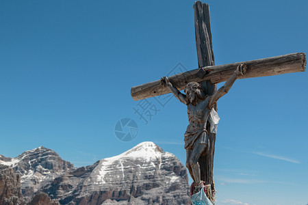 耶稣在十字架上旅行伍登十字会和意大利多洛米特山在夏季背景中阿尔卑斯山爬背景