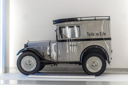 汽车品牌BavariaBMW汽车旧货以灰色的崭新状态德国博物馆经典的运输机器背景