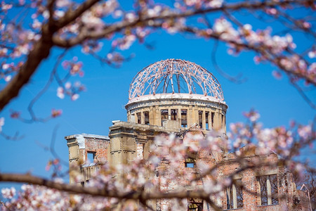 广岛日本原穹顶的景象教科文组织世界遗产地点晴天樱花建筑学高清图片素材