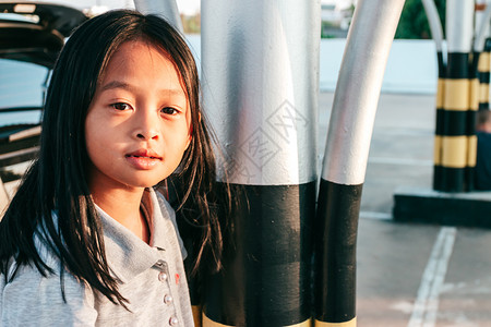 人商场停车一个可爱亚洲女孩的肖像随意白色图片