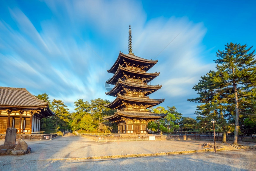 在日本蓝天的奈拉Nara五座塔台著名的场景季节图片