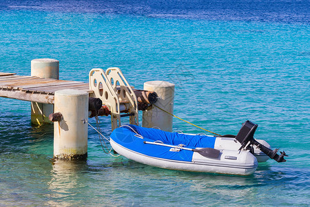 汽艇弃安的列斯群岛渔船在码头附近有楼梯的海上漂浮背景图片