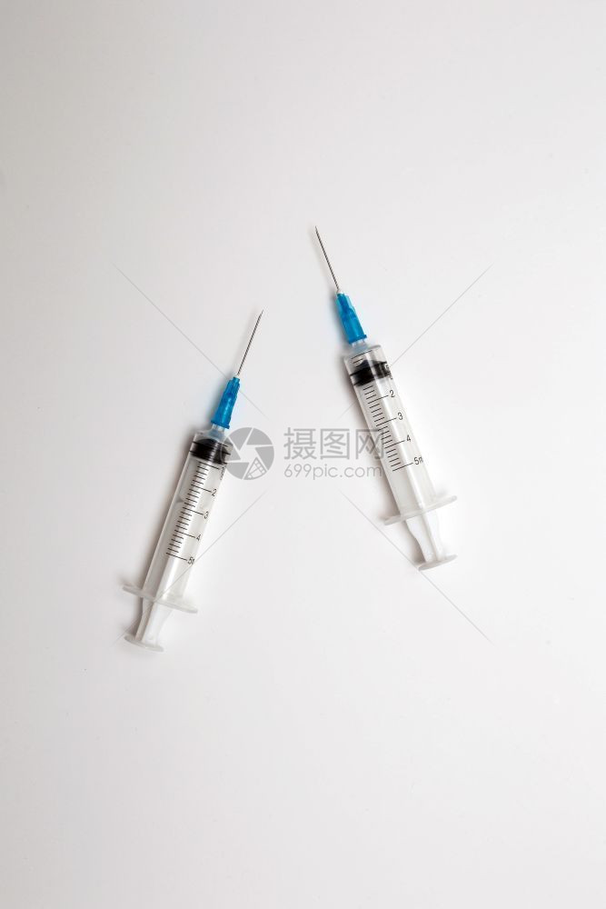 液体疫苗白色背景上隔离的医用注射器针头文本空间白色背景上隔离的医用注射器药品图片