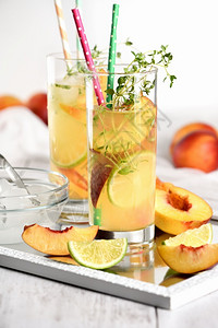 桃子汽水桃清新有机非酒精饮料柠檬水含成熟的内啡甲状腺和石灰鸡尾酒苏打背景
