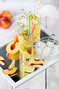 桃子汽水液体夏天清新有机非酒精饮料柠檬水含成熟的内啡甲状腺和石灰背景