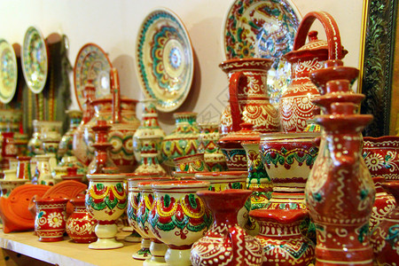 店铺陶瓷架子上设的陶器架上盘子手工制作的图片