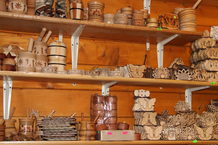 陶瓷店架子上铺设的陶器架上艺术古代图片