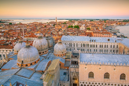 威尼斯市景天际从意大利日落时的顶端看镇天际线景观图片
