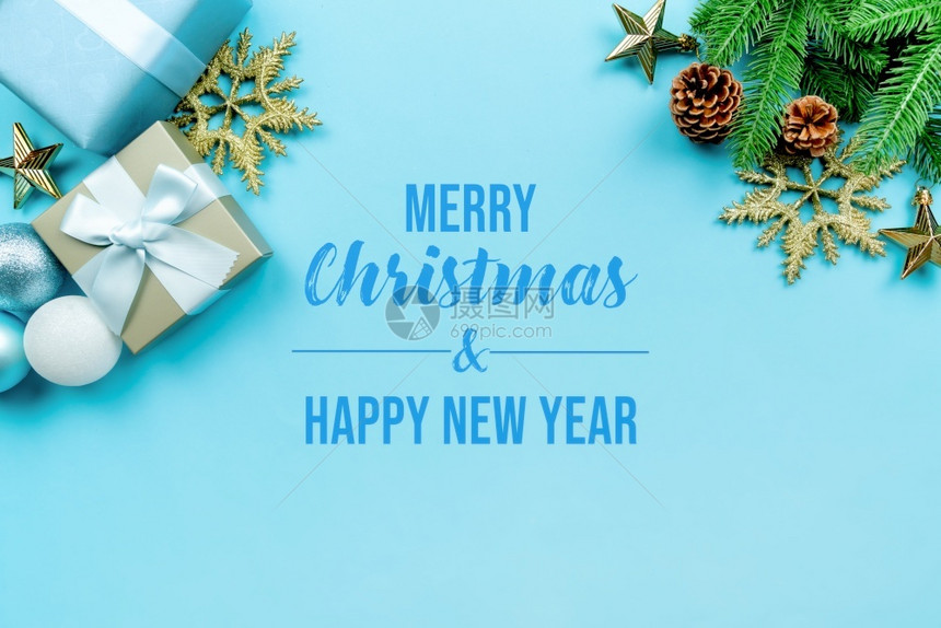 新的圣诞礼物和松树蓝色背景有X马装饰品漂亮的图片