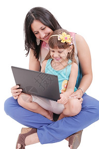 快乐的年轻母亲和女儿在看笔记本电脑时关注母亲技术闲暇图片