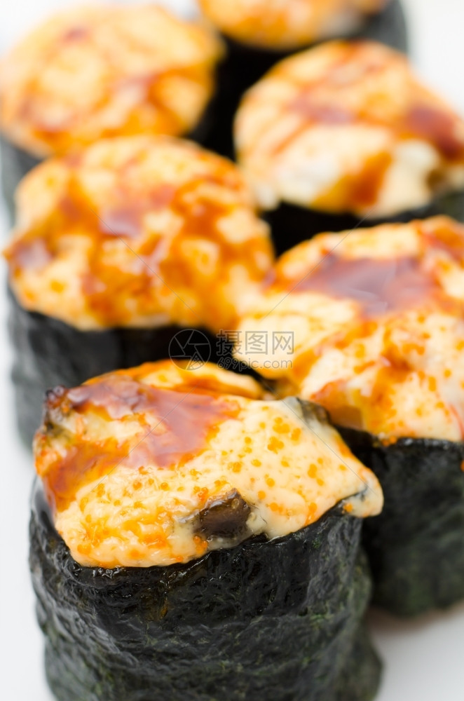 烘烤的在室内蔬菜带奶酪和酱油的热寿司卷图片
