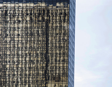建造城市的底部办公室摩天大楼抽象背景的玻璃窗上反射出来的建筑物图片