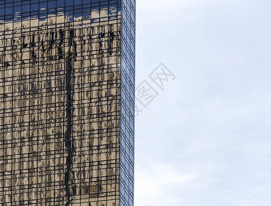 工程天际线排办公室摩天大楼抽象背景的玻璃窗上反射出来的建筑物图片