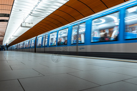 巴伐利亚中央隧道慕尼黑ubahn地铁站配有前瞻设计和橙色充满活力的彩图片