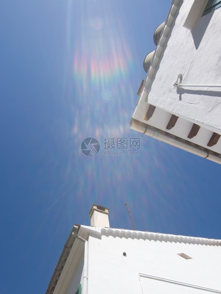 蓝色的传统城市白色西班牙传统建筑屋顶和蓝天在西班牙马洛卡Mallorca产生疯狂的彩虹太阳效应图片