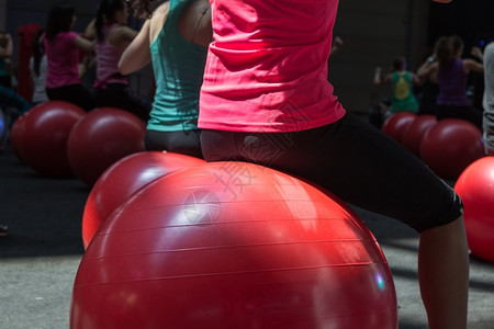 肌肉竞技在Gym类大红球比赛中举行参加健身活动的女孩紧贴节目金发女郎图片